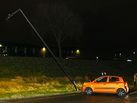 Auto knalt op lantaarnpaal